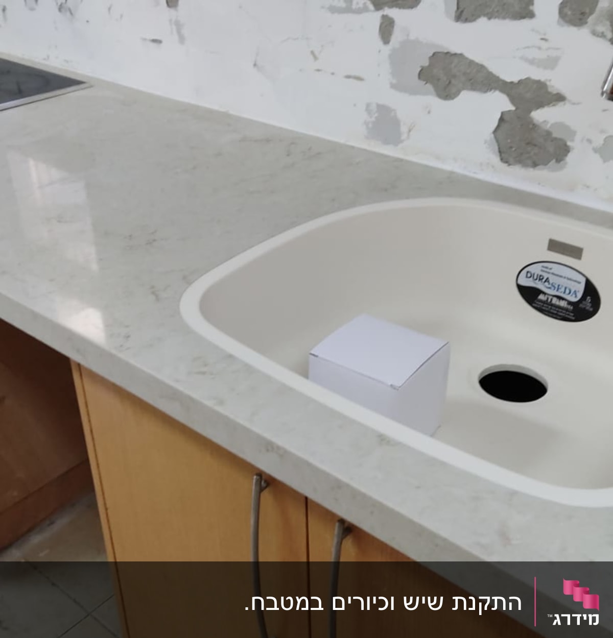 משטח שיש במטבח עם כיור וברז